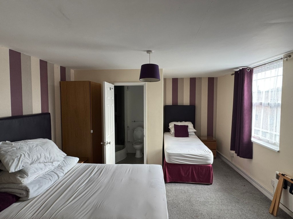 Lot: 142 - FORMER PUB AND HOTEL WITH PLANNING PERMISSION FOR RESIDENTIAL CONVERSION - Hotel room